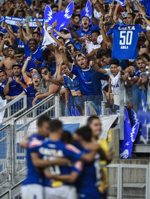 Cruzeirenses comemoram classificação à semi da Copa do Brasil (Foto: Juliana Flister/Light Press)