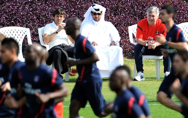Carlo Ancelotti e Leonardo com o PSG em Doha (Foto: AFP)