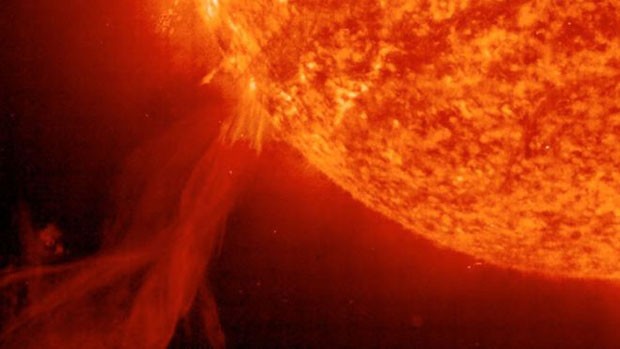 As tempestades solares liberam grande quantidade de partículas que se espalham pelo Sistema Solar, atingindo até planetas mais distantes, como Plutão (Foto: BBC/Nasa)