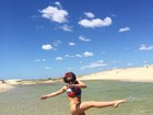 Isabella Santoni curte dia de praia no Ceará: 'Alegria'