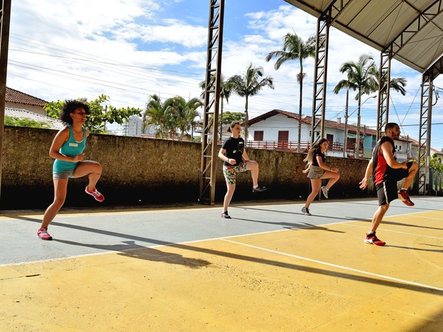 G1 Monitores organizam atividades para turistas do litoral do Paraná