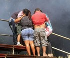 Família fica ilhada durante confrontos (Ricardo Moraes/Reuters)