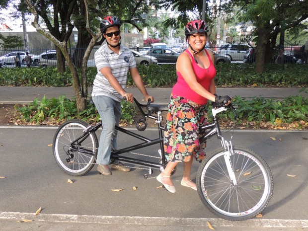 A publicitária Renata se dispôs a andar de bicicleta com o amigo e colega de profissão, Milton. (Foto: Lorena Aquino/G1)