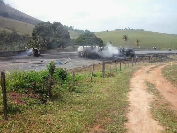 Carro de passeio ficou destruído. (Foto: Maria Cláudia Bonutti/ TV Gazeta)