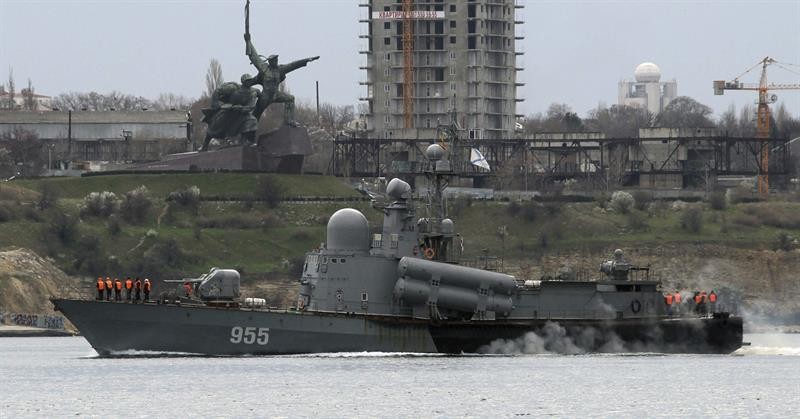 Embarcação de guerra do Exército russo chega à base militar de Sevastópol, na Crimeia. Nesta quinta-feira (6), o Parlamento da Crimeia decidiu, por unanimidade, que a região ucraniana deve tornar-se parte da Rússia. População será consultada em referendo