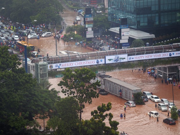 Rua Sudirman, das principais ruas de Jacarta, inundadas e provocando caos no trânsito nesta quinta-feira (17) (Foto: AFP PHOTO / ADEK BERRY )