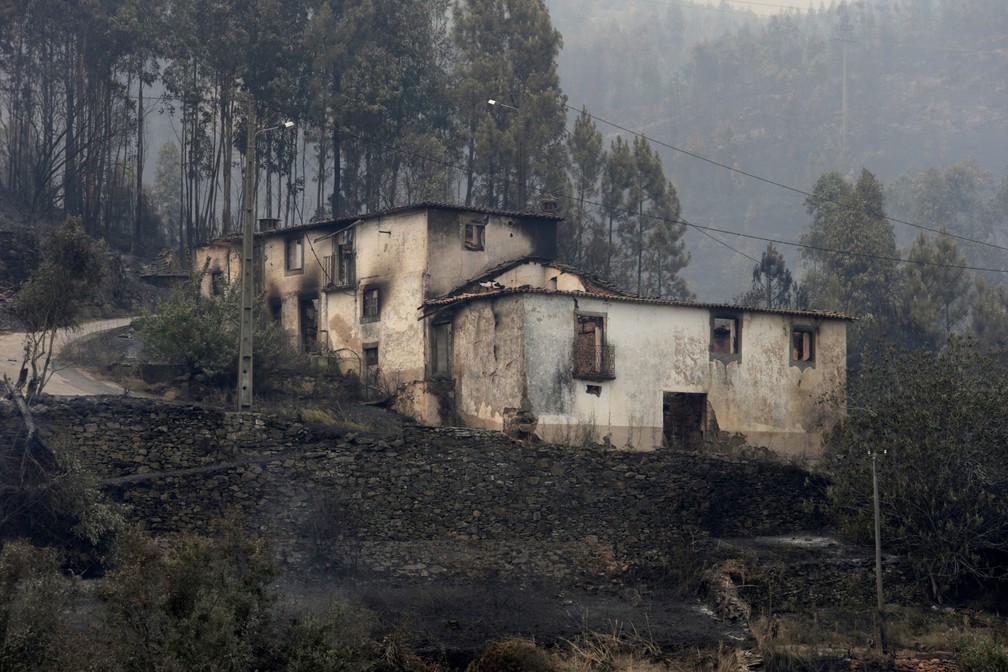 Casa destruída pelo incêndio em Pedrogão Grande, em Portugal, neste domingo (18)  (Foto: Miguel Vidal/ Reuters)