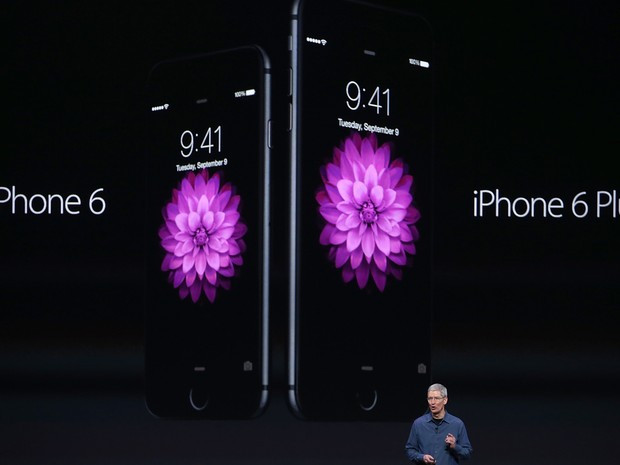 Tim Cook, CEO da Apple, anuncia o iPhone 6 nesta terça-feira (9), em Cupertino, nos Estados Unidos (Foto: Justin Sullivan/Getty Images/AFP)