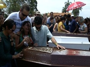 Corpos de família encontrada morta dentro de casa são enterrados em Cidade Ocidental, Goiás (Foto: Reprodução/TV Anhanguera) Corpos de família encontrada morta dentro de casa são enterrados em Cidade Ocidental, Goiás (Foto: Reprodução/TV Anhanguera)