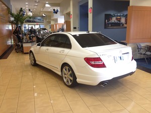 Loja de carros da Mercedes (Foto: Denis Marum/G1)