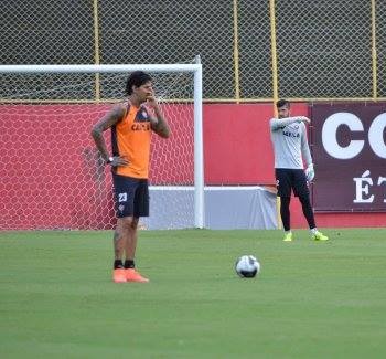 Victor Ramos em treino do Vitória (Foto: Francisco Galvão / Divulgação / EC Vitória)