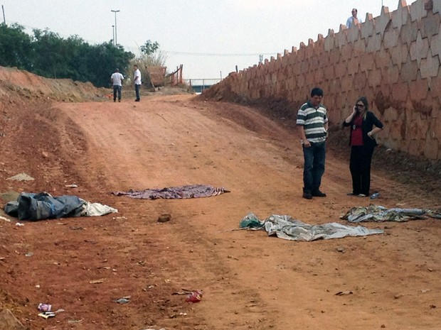 Corpos das vítimas foram encontrados enrolados em lençóis (Foto: Renata Soares/G1)