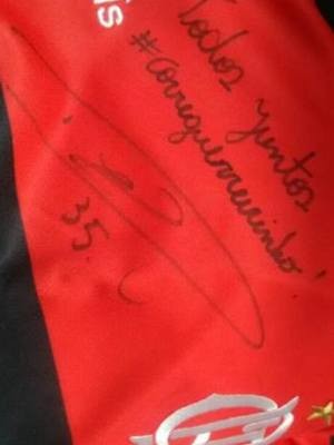 Camisa autografada pelo meia Diego está sendo leiloada (Foto: Arquivo Pessoal)