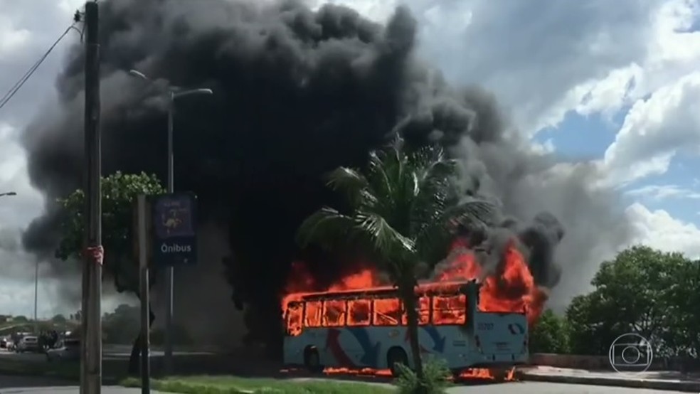  Grande Fortaleza tem segundo dia de ataques a ônibus e delegacias (Foto: Reprodução)