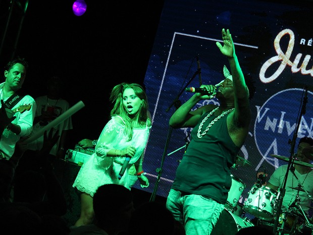 MC Sapão no palco de festa em Jurerê com a cantora Lexa (Foto: Agência 2Erres/Divulgação) MC Sapão no palco de festa em Jurerê com a cantora Lexa (Foto: Agência 2Erres/Divulgação)