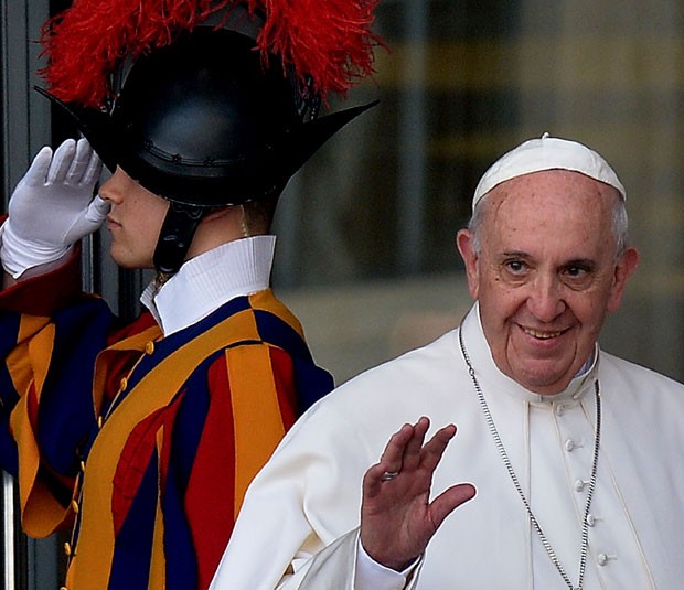 Papa Francisco chega para o sínodo dos Bispos nesta segunda-feira (5) no Vaticano (Foto: TIZIANA FABI/AFP)