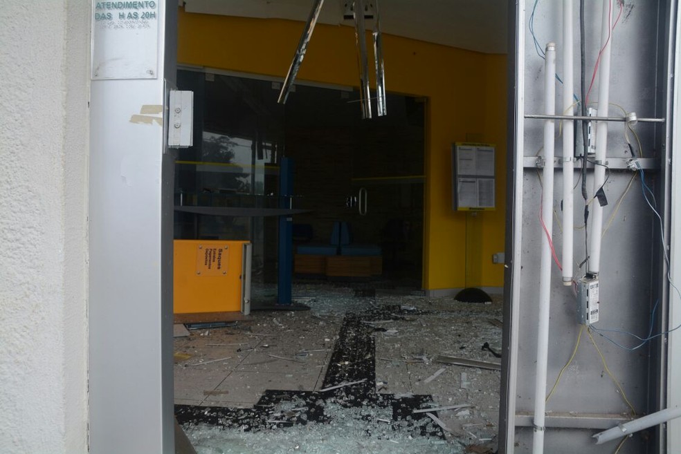 Agência bancária ficou destruída após explosão (Foto: Thayse Ribeiro/Divulgação)