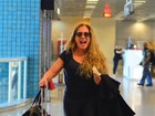 Susana Vieira posa com fãs e brinca com paparazzo em aeroporto do Rio