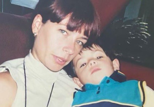 Camila Cabello na infância com a mãe, Sinuhe Estrabao (Foto: Reprodução/Twitter)