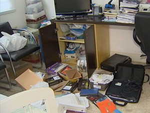 Um dos quartos em que os bandidos roubaram os objetos da família (Foto: Reprodução/ TV Vanguarda)