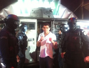 Renan Barão posa com oficiais do Bope (Foto: Ana Hissa/SporTV.com)