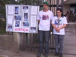 Pais protestam depois que filho ficou com paralisia cerebral após cirurgia (Foto: Reprodução/RBS TV)