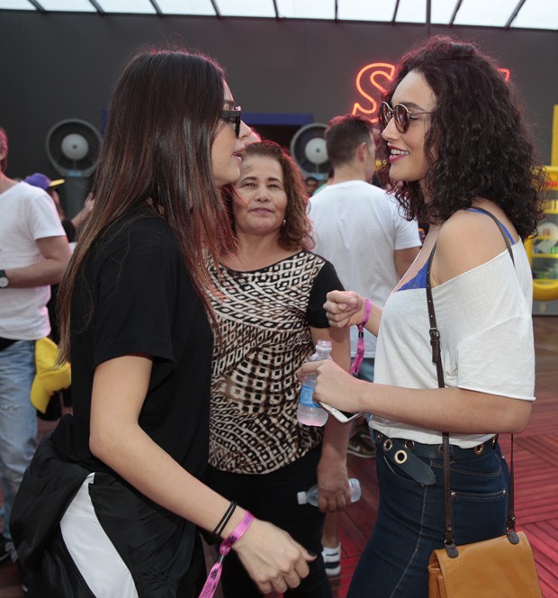 Thaila Ayala e Debóra Nascimento e a mãe ao fundo (Foto: Felipe Panfili/ Divulgação) Thaila Ayala e Debóra Nascimento e a mãe ao fundo (Foto: Felipe Panfili/ Divulgação)