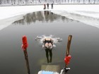 Chinesa encara frio e nada em lago congelado