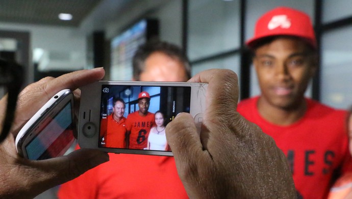 Vitinho desembarca em Porto Alegre para acertar com o Inter (Foto: Eduardo Deconto/GloboEsporte.com)