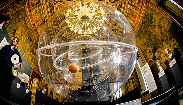 Planetário pensado por Arquimedes é exibido em museu de Roma (Foto: Andreas Solaro/AFP)