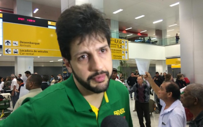 Guilherme Giovanoni, seleção brasileira de basqquete; desembarque (Foto: Guilherme Costa)