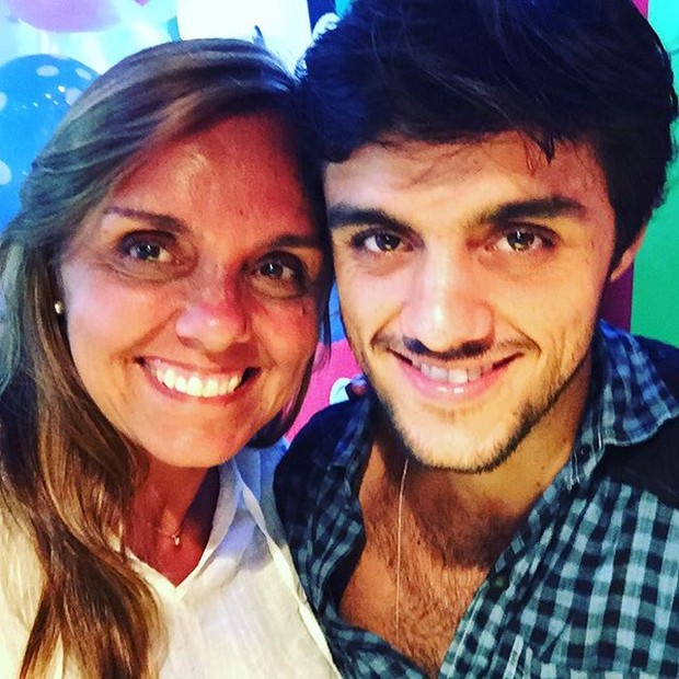 Felipe Simas com a mãe, Ana Sang, em festa no Rio (Foto: Instagram/ Reprodução)