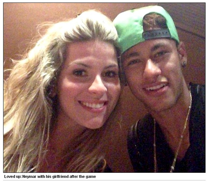 Jornal confunde namorada de Neymar com amiga (Foto: Reprodução / Daily Mail)