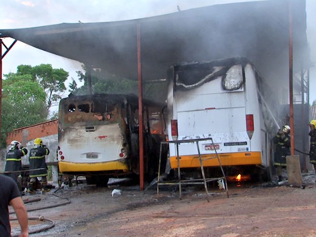 Fogo atingiu uma oficina para conserto de veículos em Várzea Grande (Foto: Reprodução/TVCA) Fogo atingiu uma oficina para conserto de veículos em Várzea Grande (Foto: Reprodução/TVCA)