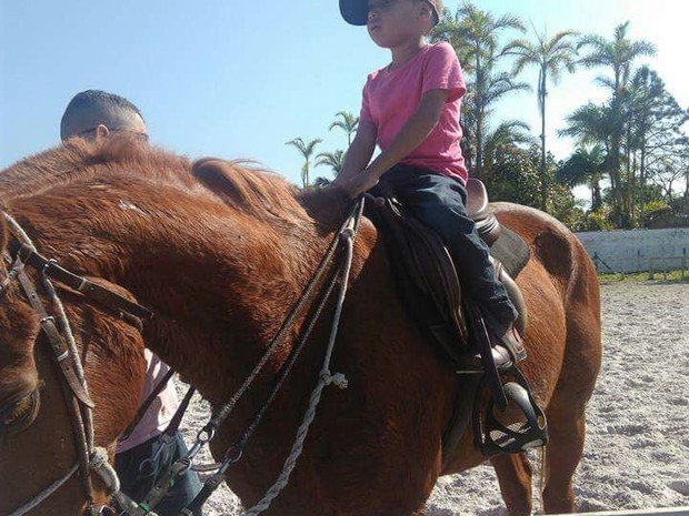 Garoto montado no cavalo Fleche (Foto: Deise Eurides/Arquivo Pessoal)