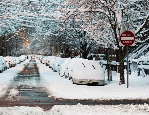Carros ficam parcialmente cobertos pela neve após a tempestade em Jersey, Nova Jersey. (Foto: Eduardo Munoz/Reuters)