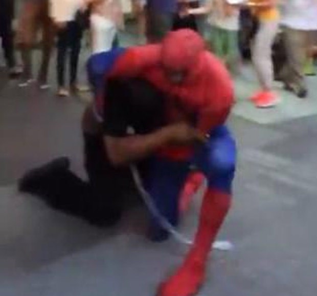 Artista de rua fantasiado de Homem-Aranha atacou homem na Times Square (Foto: Reprodução/YouTube/Geoff Golberg) Artista de rua fantasiado de Homem-Aranha atacou homem na Times Square (Foto: Reprodução/YouTube/Geoff Golberg)