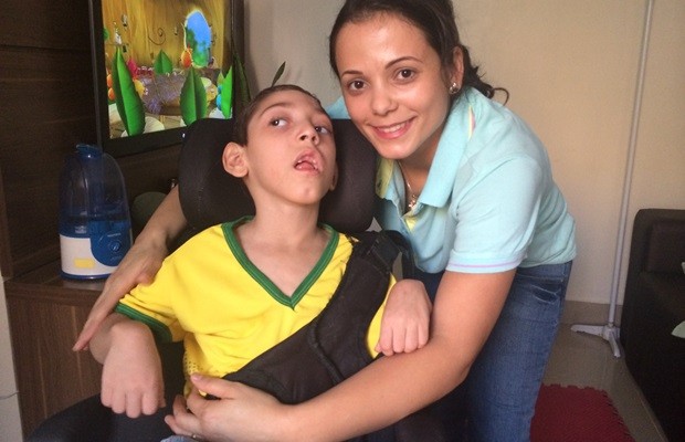 Patrícia conseguiu que estado custeasse Canabidiol para tratamento do filho, em Goiânia, Goiás (Foto: Vitor Santana/G1)