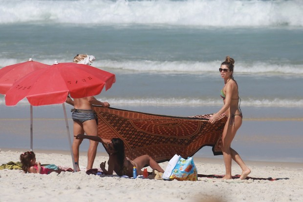 Grazi Massafera na praia com a filha Sofia (Foto: Dilson Silva/ AG. News) Grazi Massafera na praia com a filha Sofia (Foto: Dilson Silva/ AG. News)