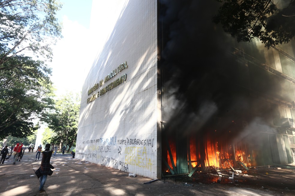Manifestantes que protestam contra Michel Temer colocam fogo no prédio do Ministério da Agricultura, em Brasília (Foto: Wilton Junior/Estadão Conteúdo)
