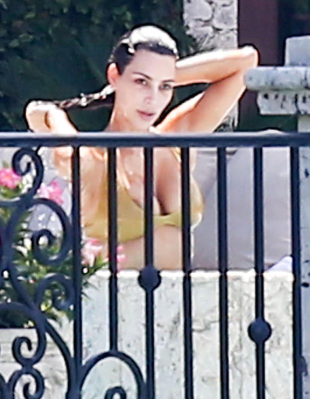 Kim Kardashian mostra demais em piscina de hotel em Miami, nos Estados Unidos (Foto: Grosby Group/ Agência)