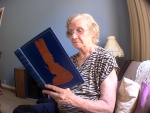 Eleonir trabalha há 50 anos com restauro de obras e documentos antigos. Ata de fundação do Hospício São Pedro, de 1884, foi um dos restauros feitos por ela (Foto: Daniel Bittencourt/G1 RS) Eleonir trabalha há 50 anos com restauro de obras e documentos antigos. Ata de fundação do Hospício São Pedro, de 1884, foi um dos restauros feitos por ela (Foto: Daniel Bittencourt/G1 RS)