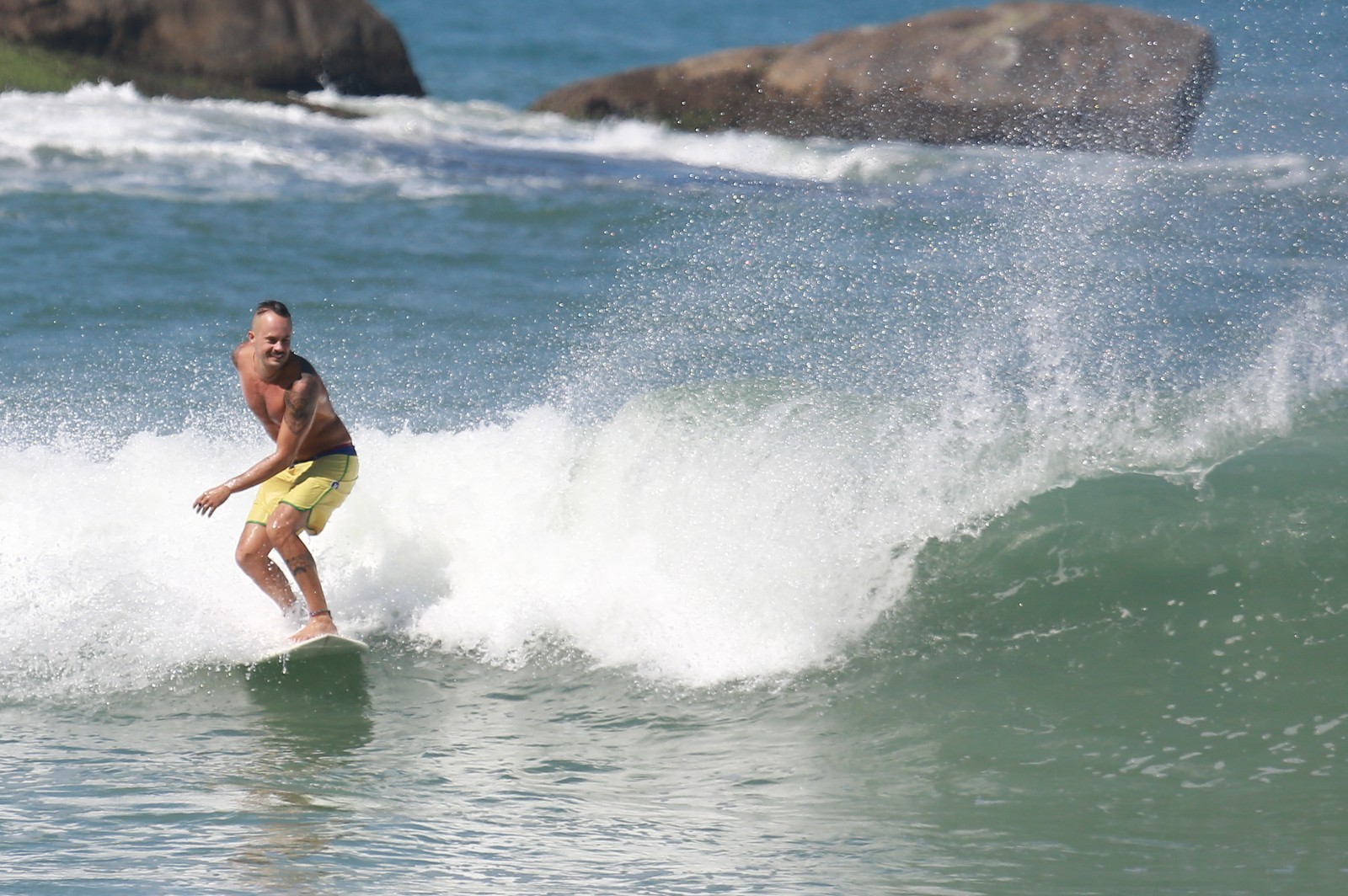 Paulo Vilhena Curte O Dia Na Praia Surfando Confira