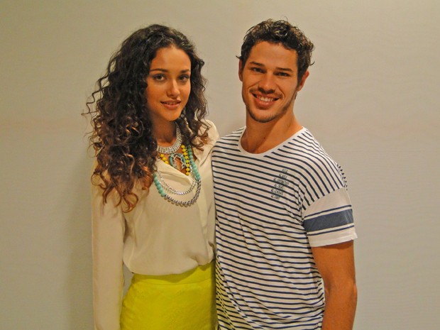 Débora Nascimento e José Loreto posam nos bastidores (Foto: Domingão do Faustão / TV Globo)