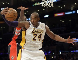 Kobe Bryant volta às quadras com derrota após lesão (Foto: Reuters)