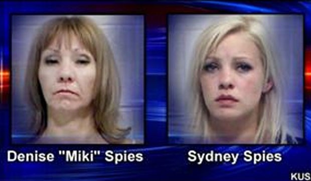  Sydney Spies, de 18 anos, foi presa com sua mãe, Denise Spies, de 45. (Foto: Reprodução)