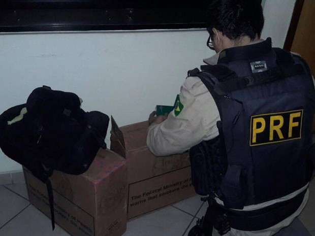 Após abordagem da PRF, dois homens foram detidos (Foto: Divulgação/PRF)