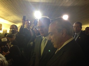 Temer e Renan Calheiros conversam antes de chegarem à convenção do PMDB, no Congresso (Foto: Natalia Godoy/G1)