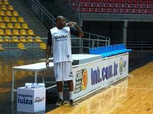 McCants, no primeiro treino com a equipe do Uberlândia (Foto: Gullit Pacielle)