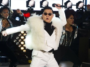 Psy se apresenta na Times Square, em Nova York  (Foto: Charles Sykes/Invision/AP)